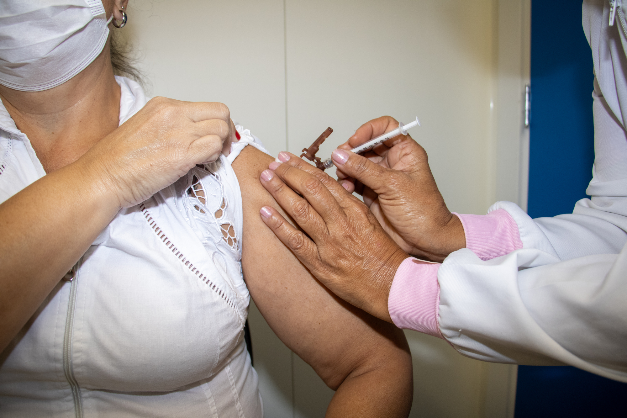 Minas Gerais inicia vacinação contra dengue para profissionais de saúde