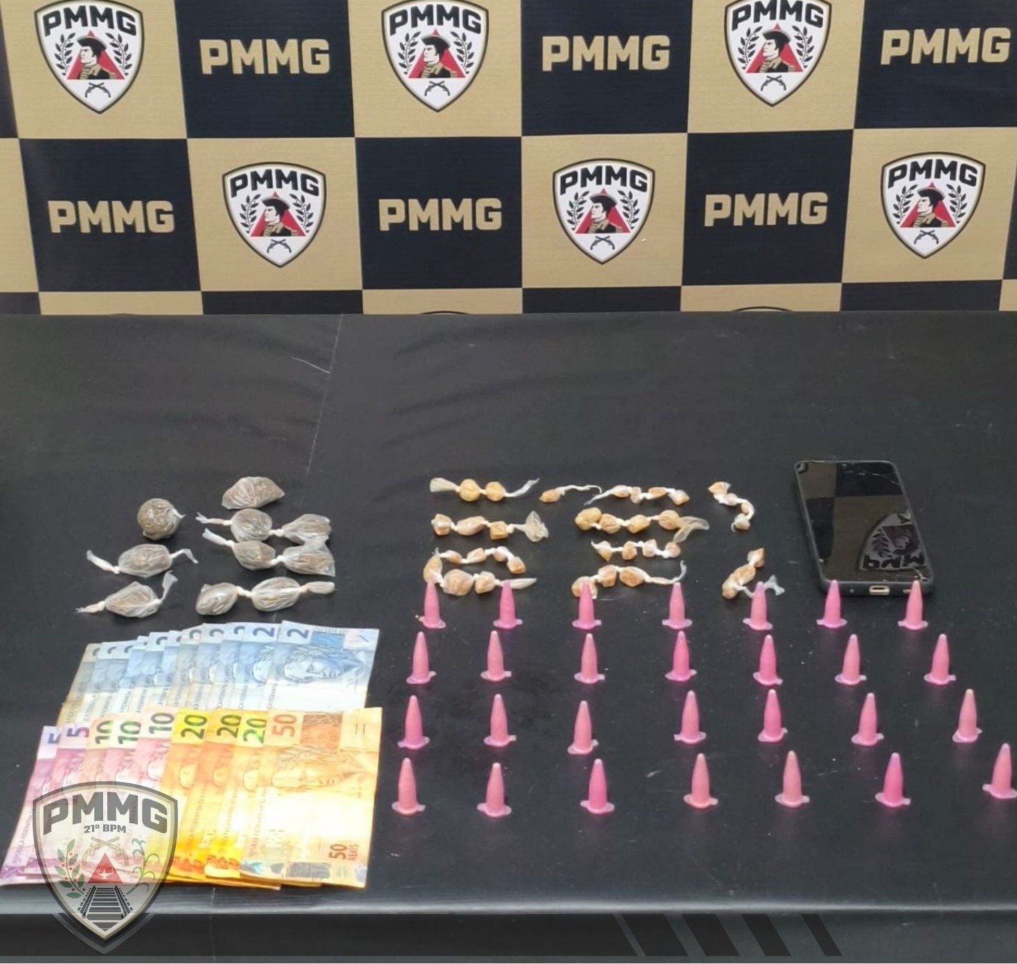 Polícia Militar prende suspeito e apreende menor por tráfico de drogas em Rodeiro