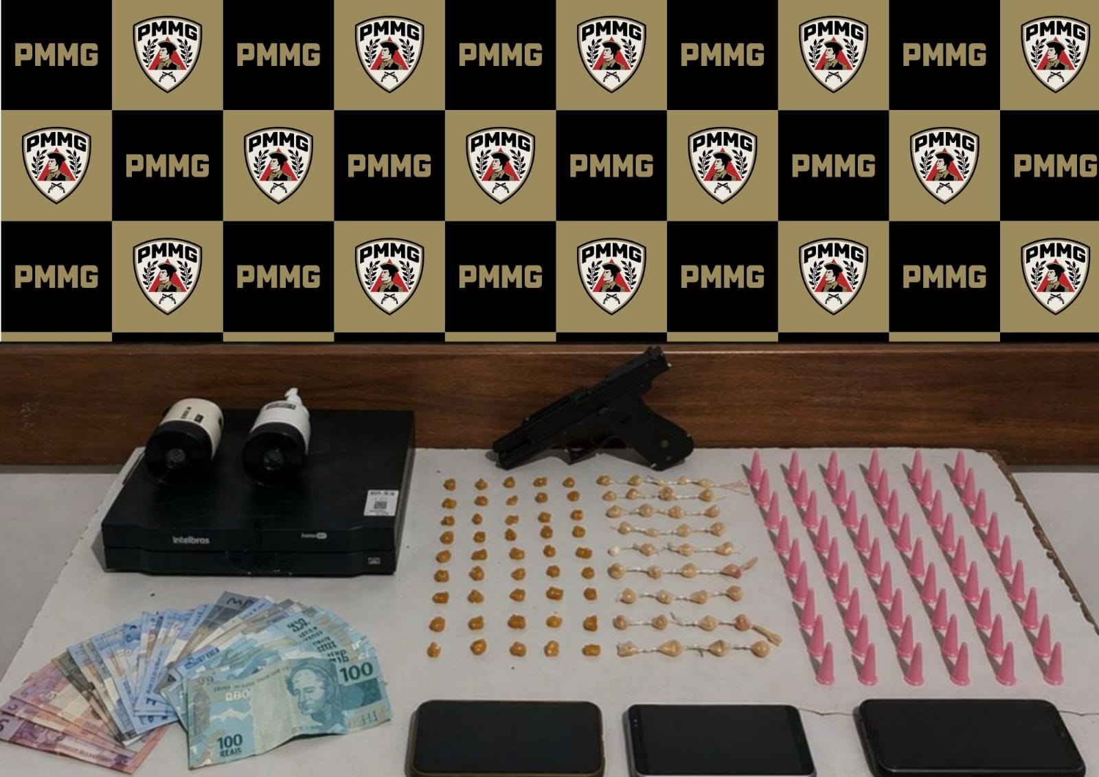 Polícia Militar apreende menores por tráfico de drogas no bairro Industrial, em Ubá
