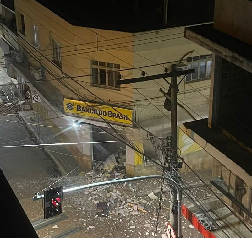 Grupo armado explode agência do Banco do Brasil em Guidoval