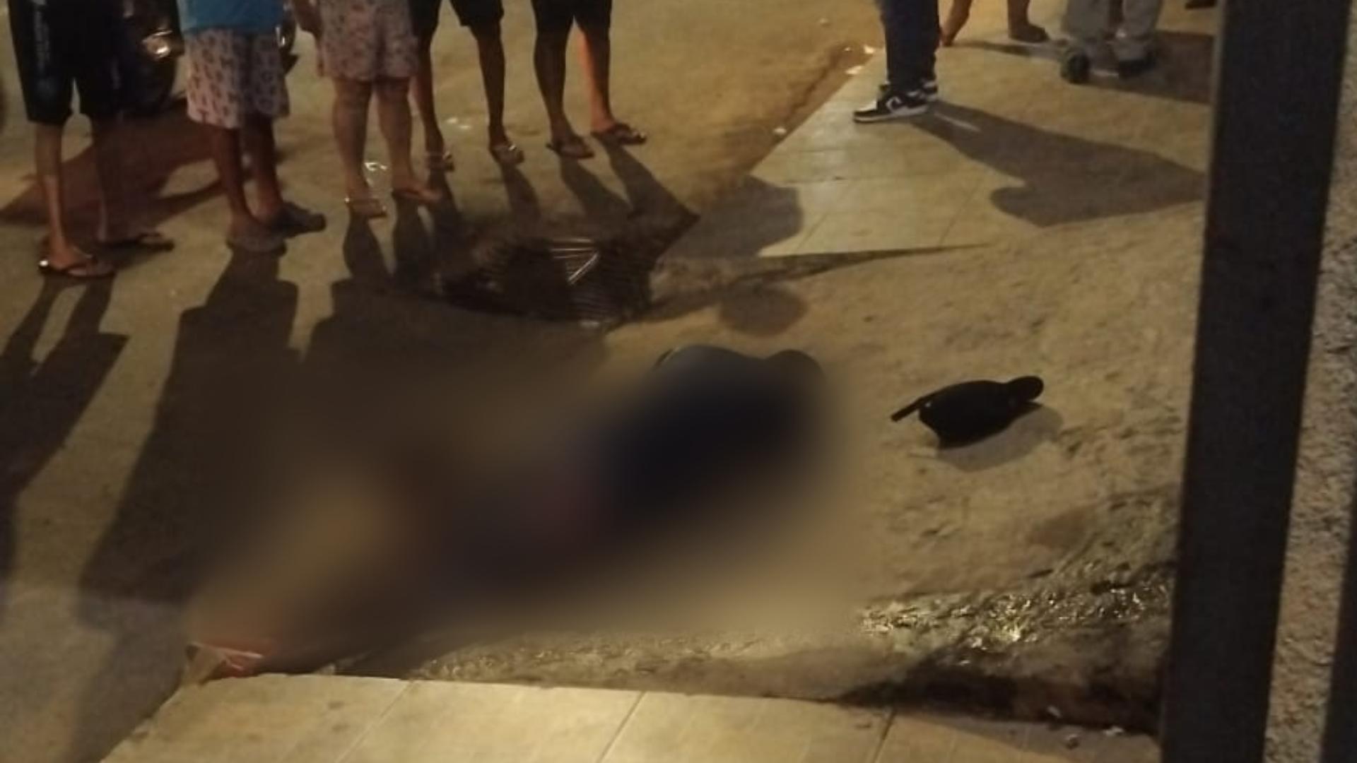 Homem é morto a tiros em frente a igreja em Ubá