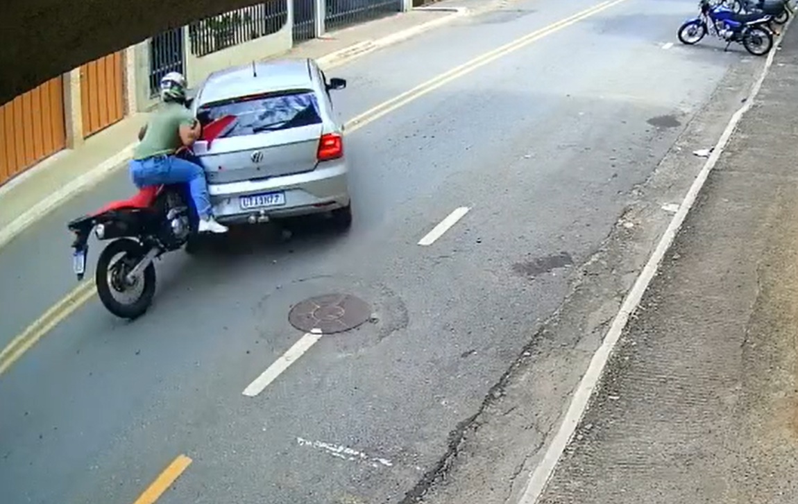 Câmeras flagram colisão entre carro e moto no bairro de Fátima, em Viçosa