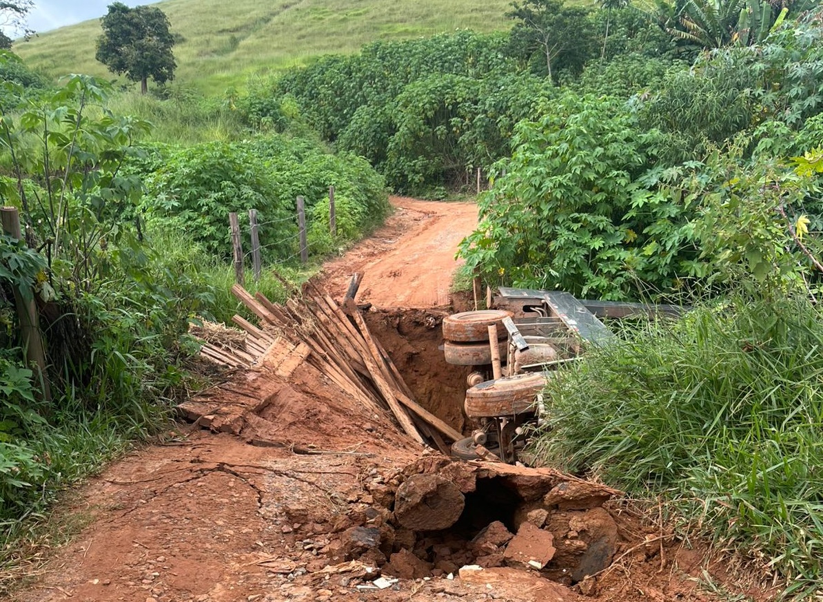 Ponte desaba e caminhão cai em córrego no acesso entre Coelhas e Nova Viçosa