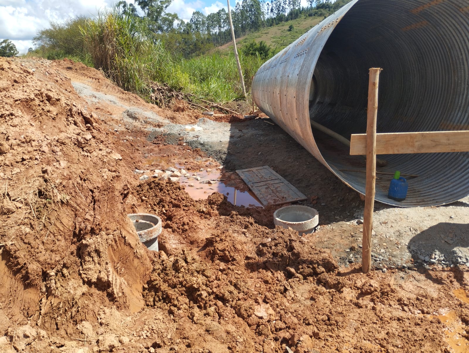 Obra de galeria fluvial com tubo armco entra em fase final na comunidade do Maringá