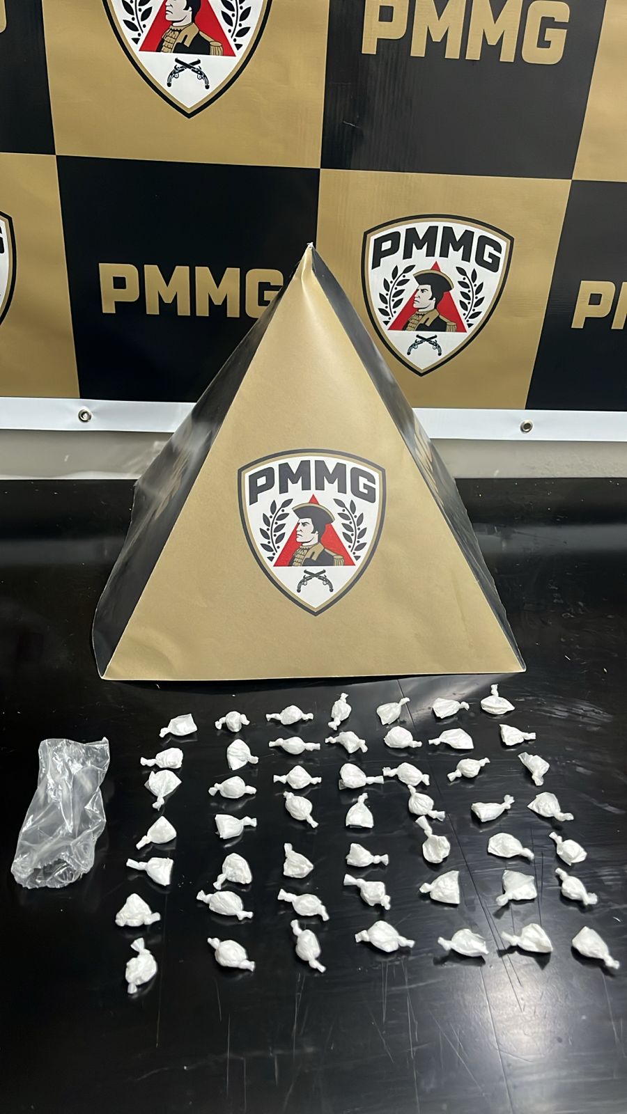 Menor é apreendido com 49 papelotes de cocaína no centro de Ervália