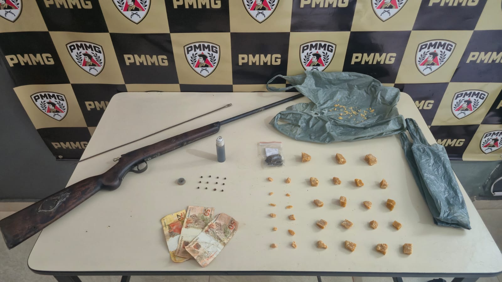 Polícia Militar prende suspeito por tráfico de drogas e posse ilegal de arma em Teixeiras