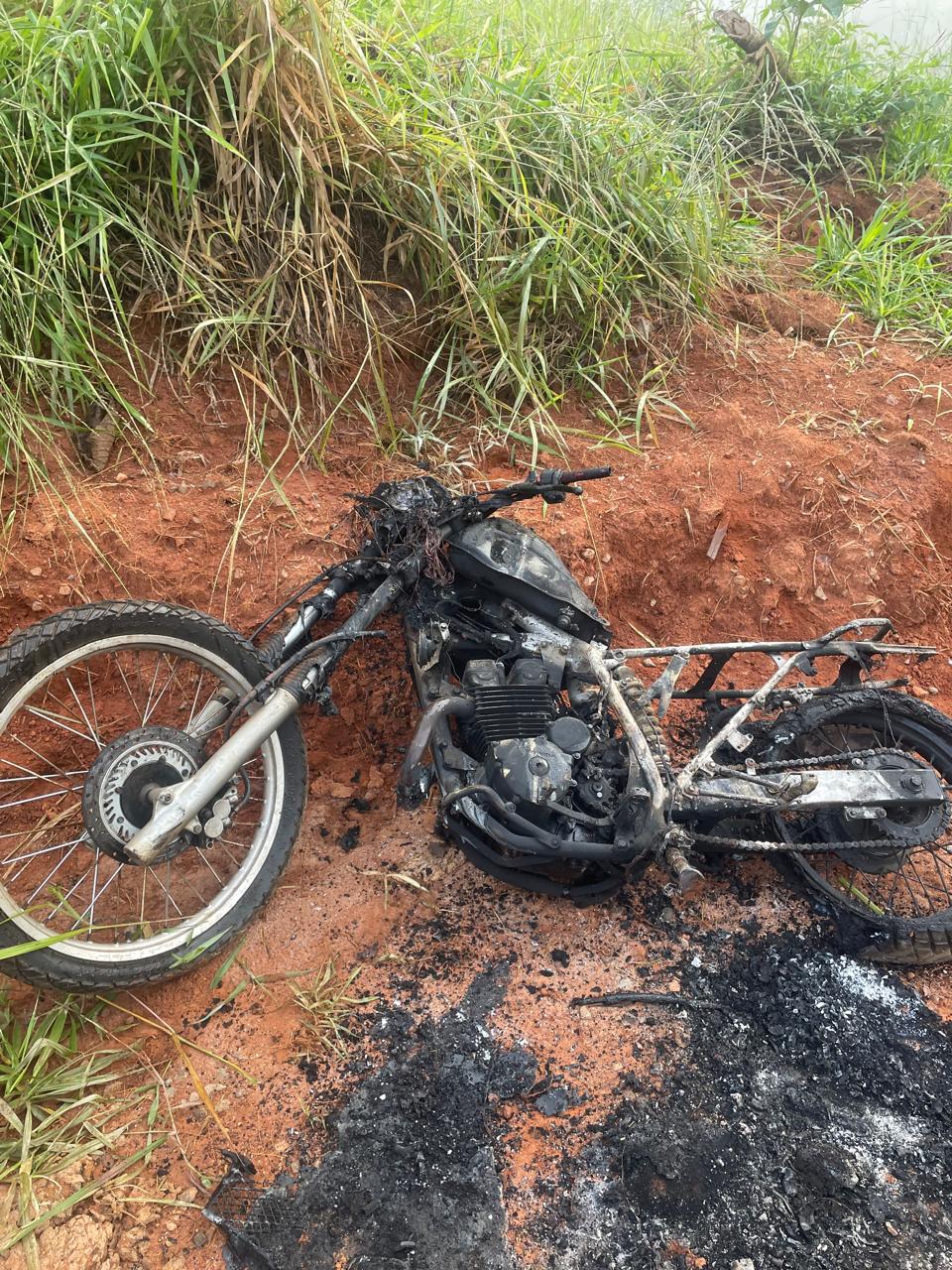PM localiza motocicleta roubada e incendiada na zona rural de Viçosa