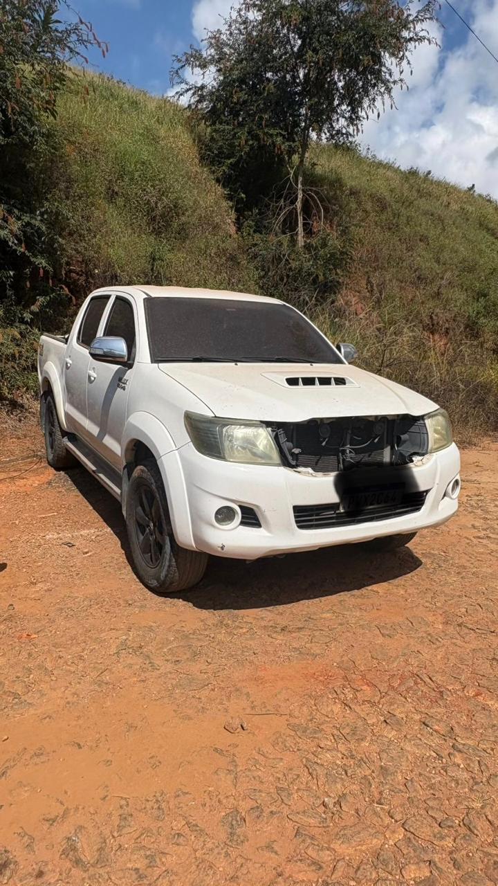 PM apreende caminhonete clonada e prende homem em oficina de Ervália