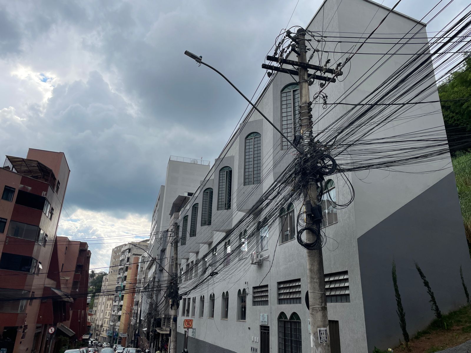 Viçosa notifica operadoras por cabeamento irregular e cobra retirada de fios em até 3 dias