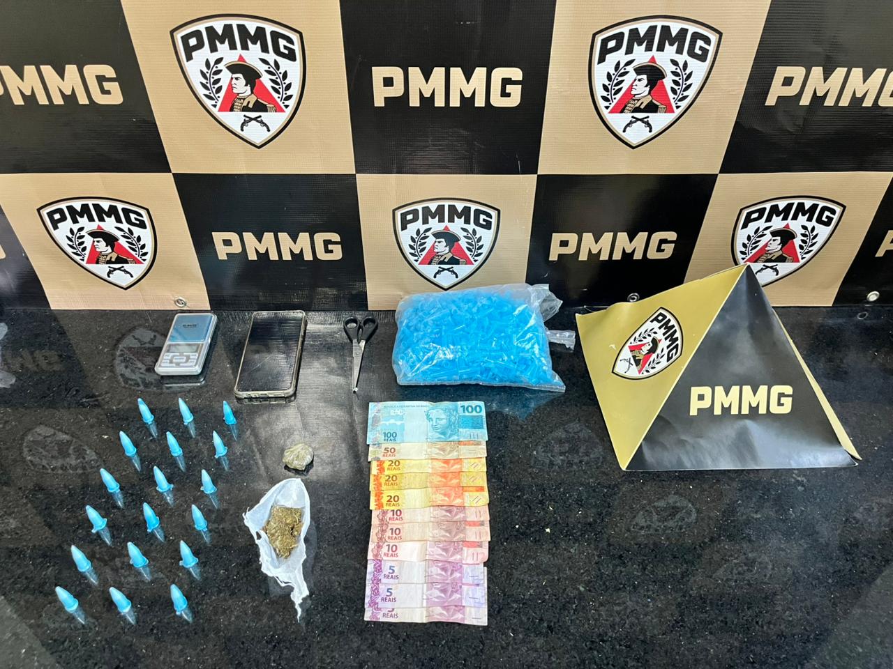 PM captura foragido e fecha ponto de tráfico no Sagrado Coração de Jesus, em Ponte Nova