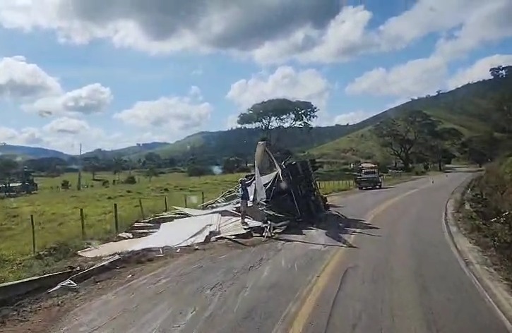 Carreta com carga de MDF tomba na MG-133 entre Tabuleiro e Rio Pomba