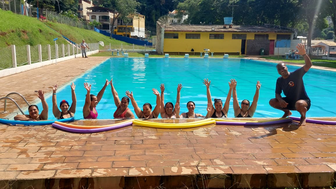 Pessoas diagnosticadas com fibromialgia recebem aulas de hidroginástica no Complexo Esportivo