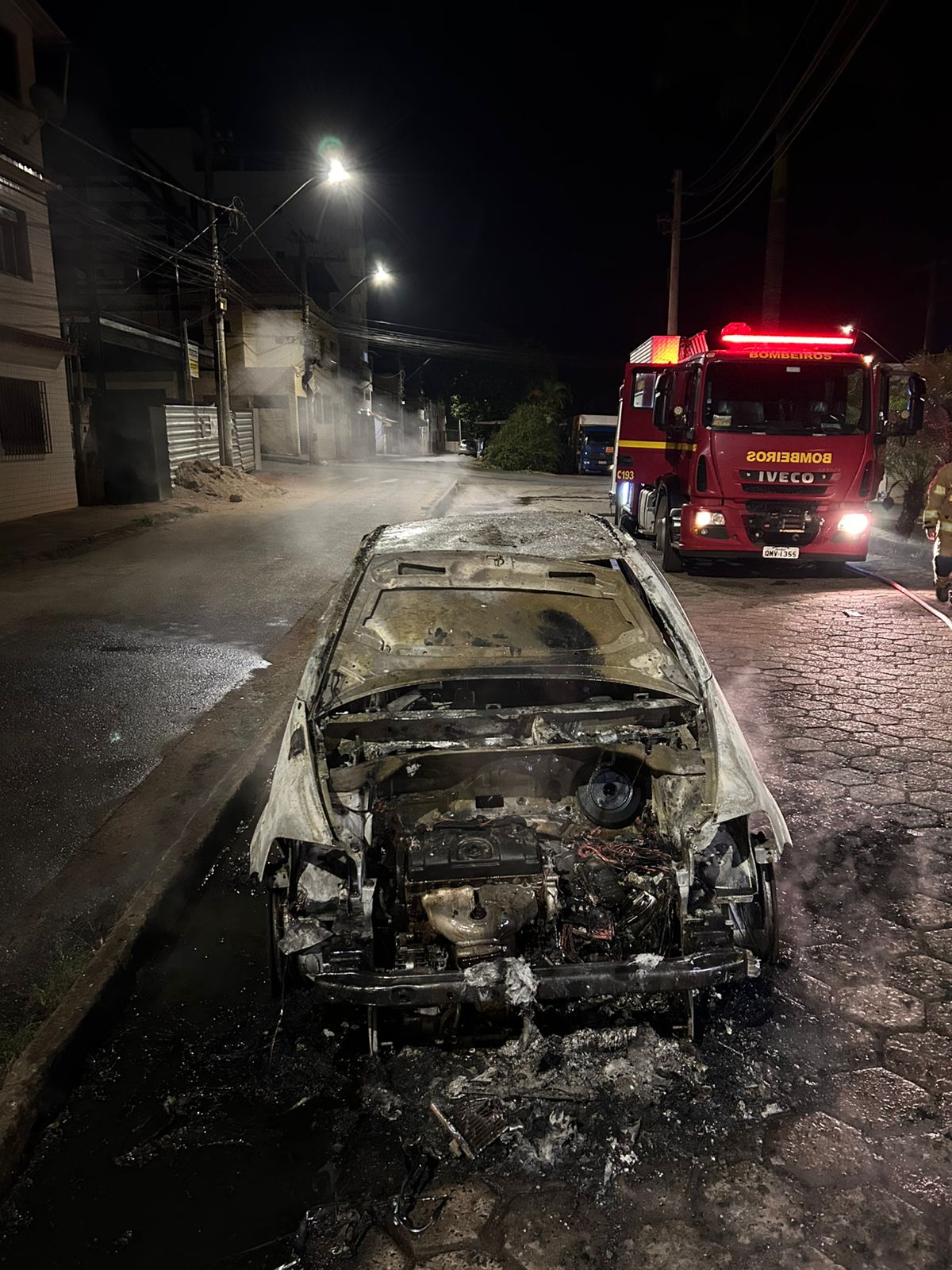 Incêndio destrói veículo no Vale do Sol, em Viçosa