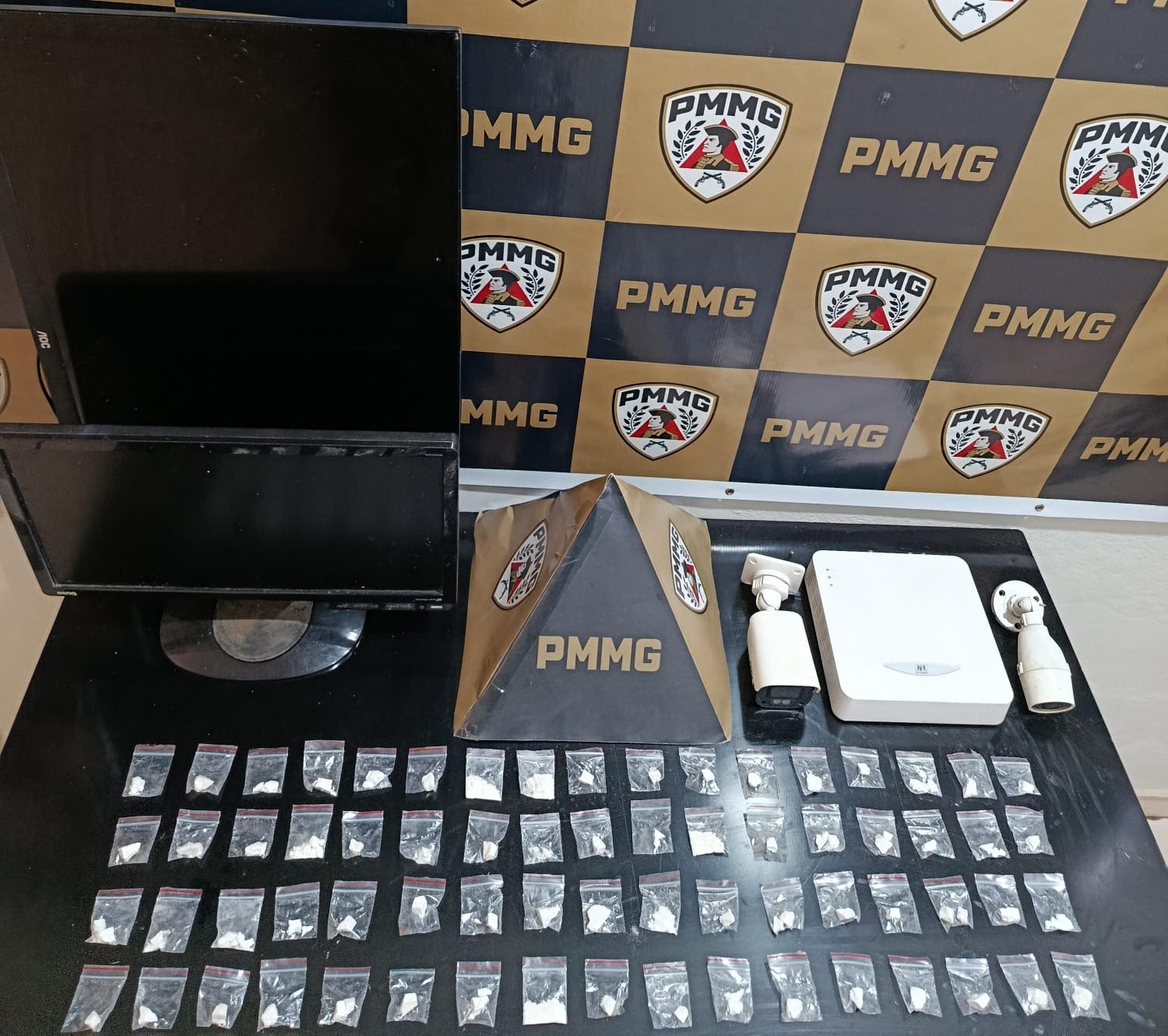 Polícia Militar apreende cocaína e sistema de monitoramento em Ervália