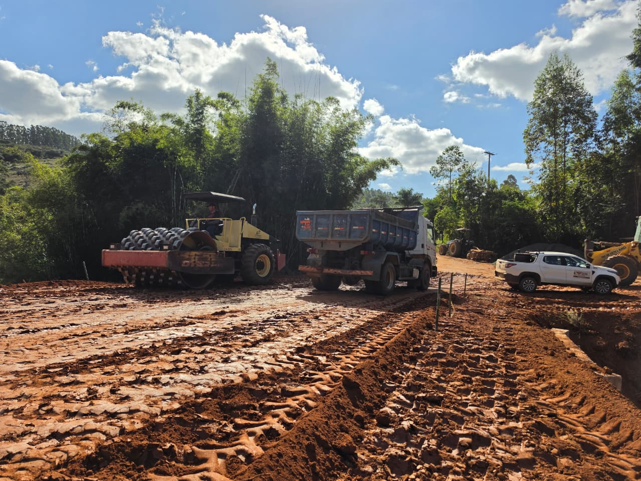 Prefeitura conclui galeria fluvial com tubo armco na estrada da comunidade de Maringá