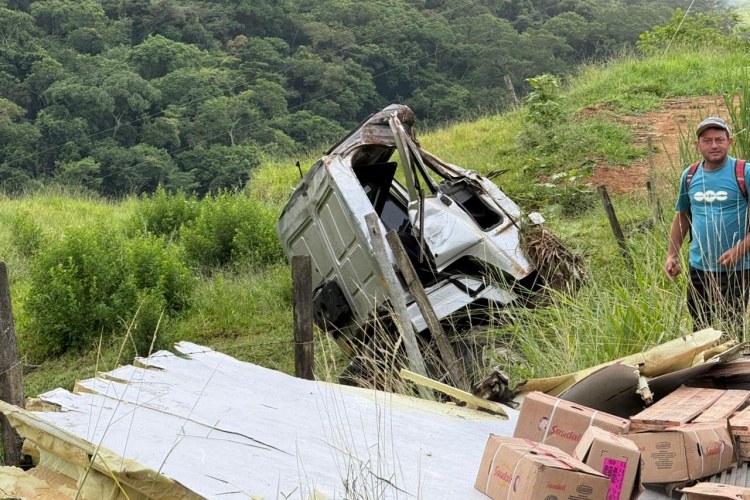 Caminhão carregado de carne tomba na Serra de Pirapanema entre Ervália e Muriaé