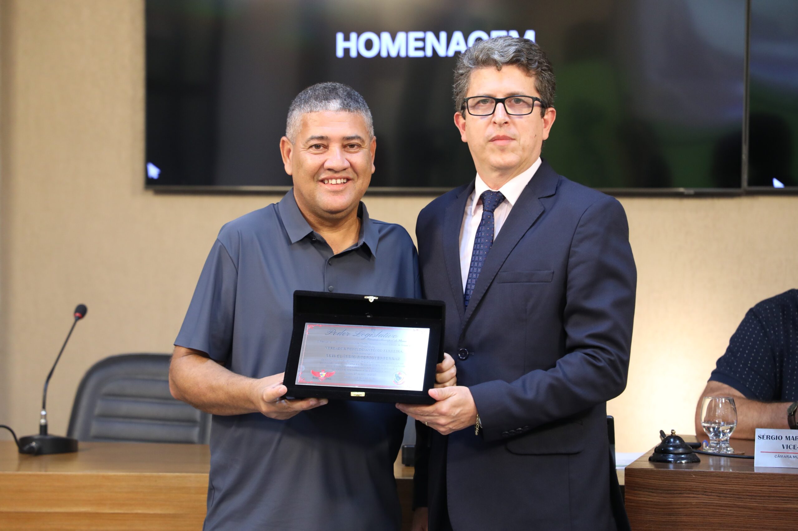 Câmara de Viçosa entrega placa de homenagem a advogado durante reunião ordinária