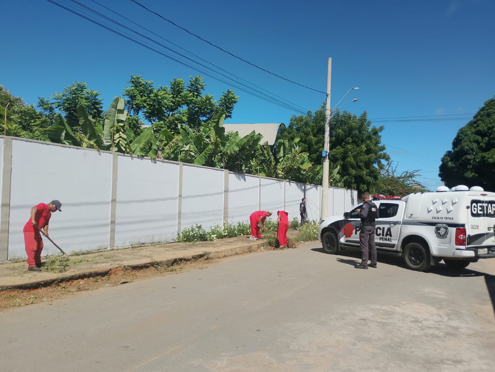 Presídio de Janaúba promove ação de limpeza em espaços públicos do município com mão de obra de custodiados