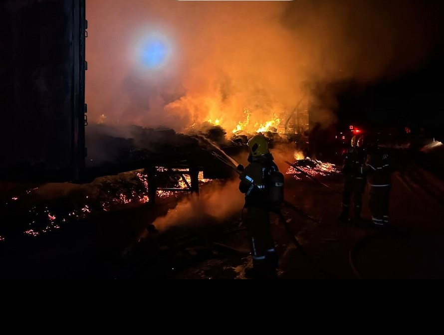Incêndio destrói carga de móveis em caminhão na zona rural de Ervália