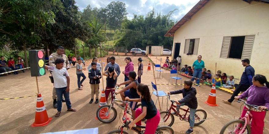 Polícia Militar realiza palestra de trânsito em escola rural de Canaã