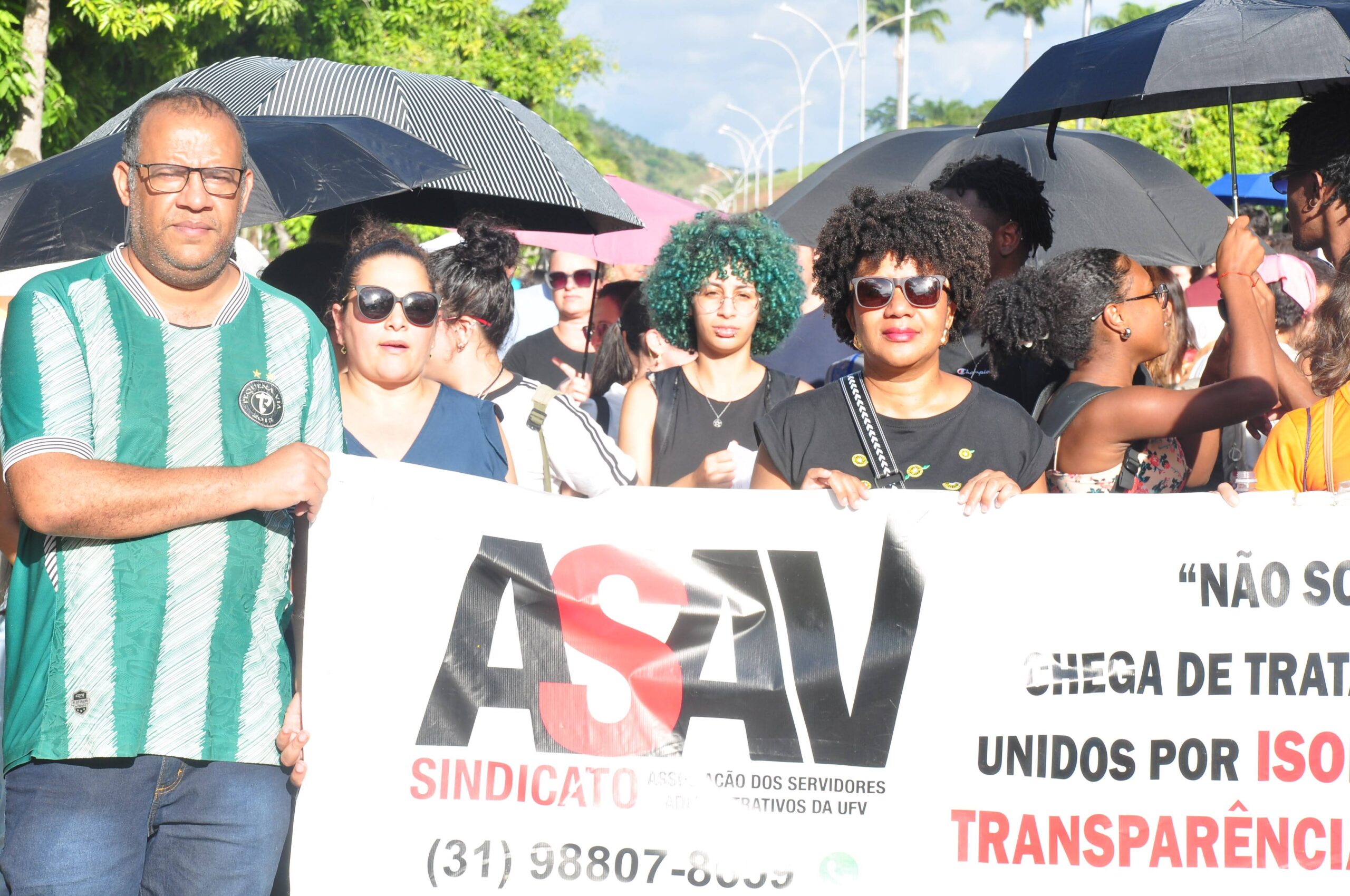 Servidores da UFV realizam ato em celebração ao Dia do Trabalhador e reforçam pauta de greve