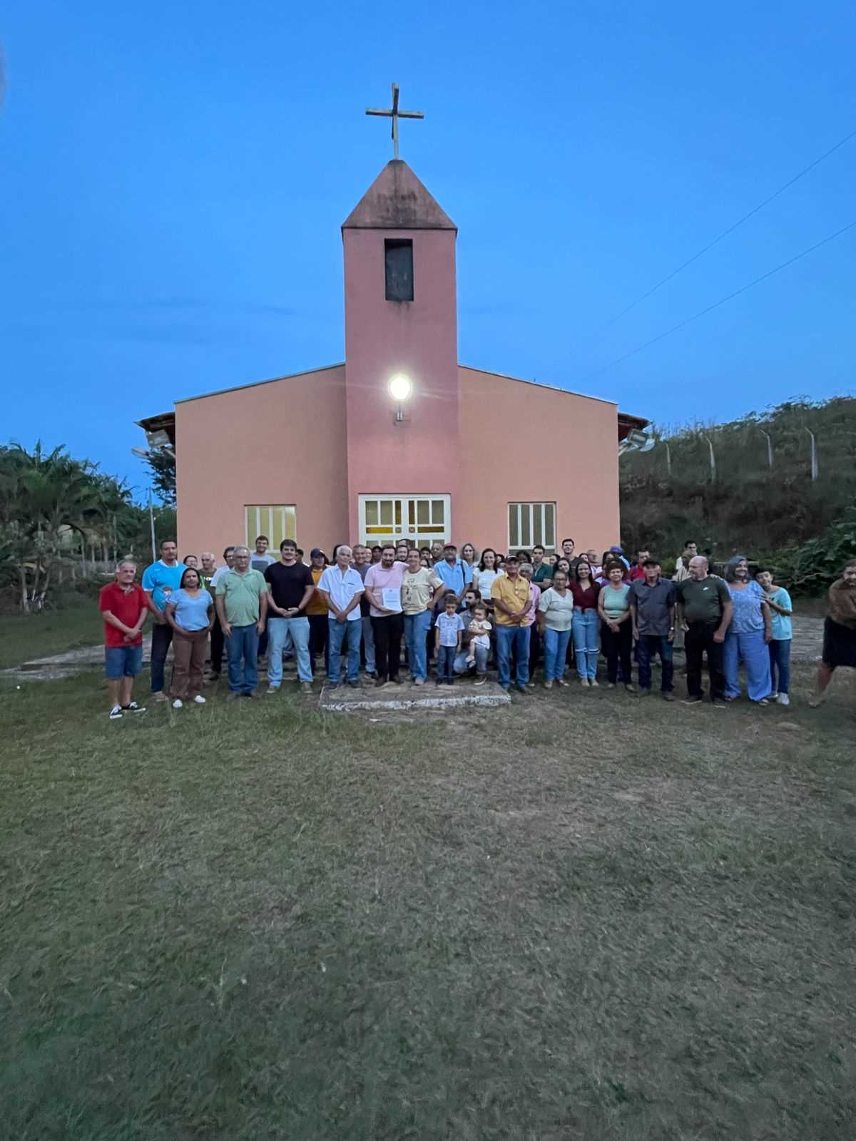 Prefeitura inaugura iluminação e formaliza pavimentação no Juquinha de Paula