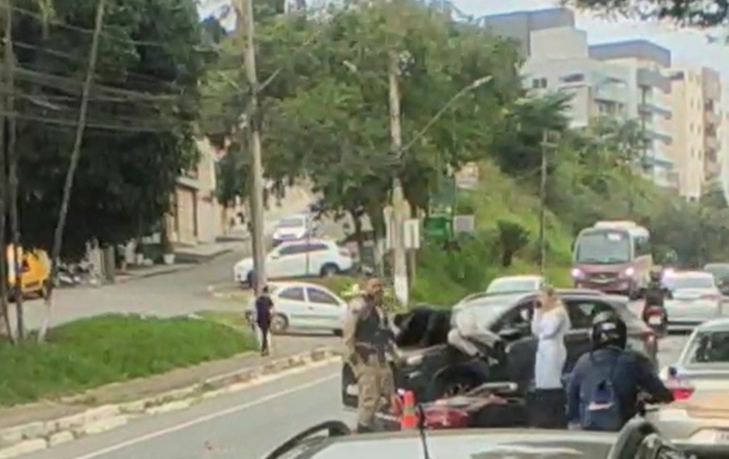 Motociclista fica ferido em colisão na Avenida Maria de Paula Santana, em Viçosa
