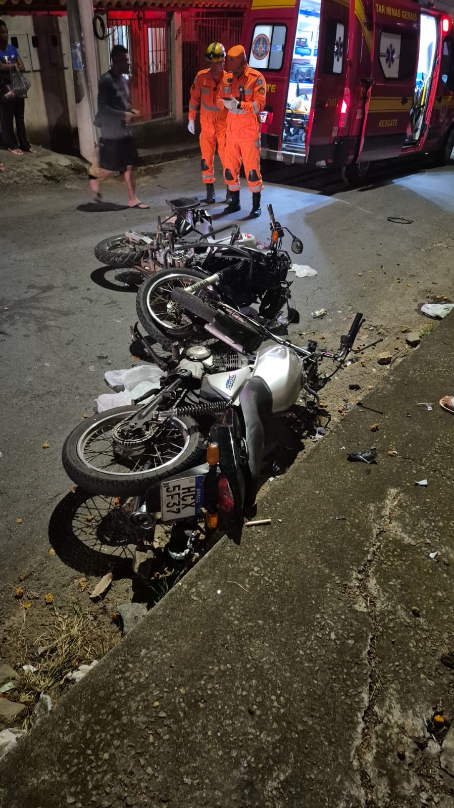 Colisão frontal entre motocicletas deixa três feridos graves no Morro do Cruzeiro, em Viçosa