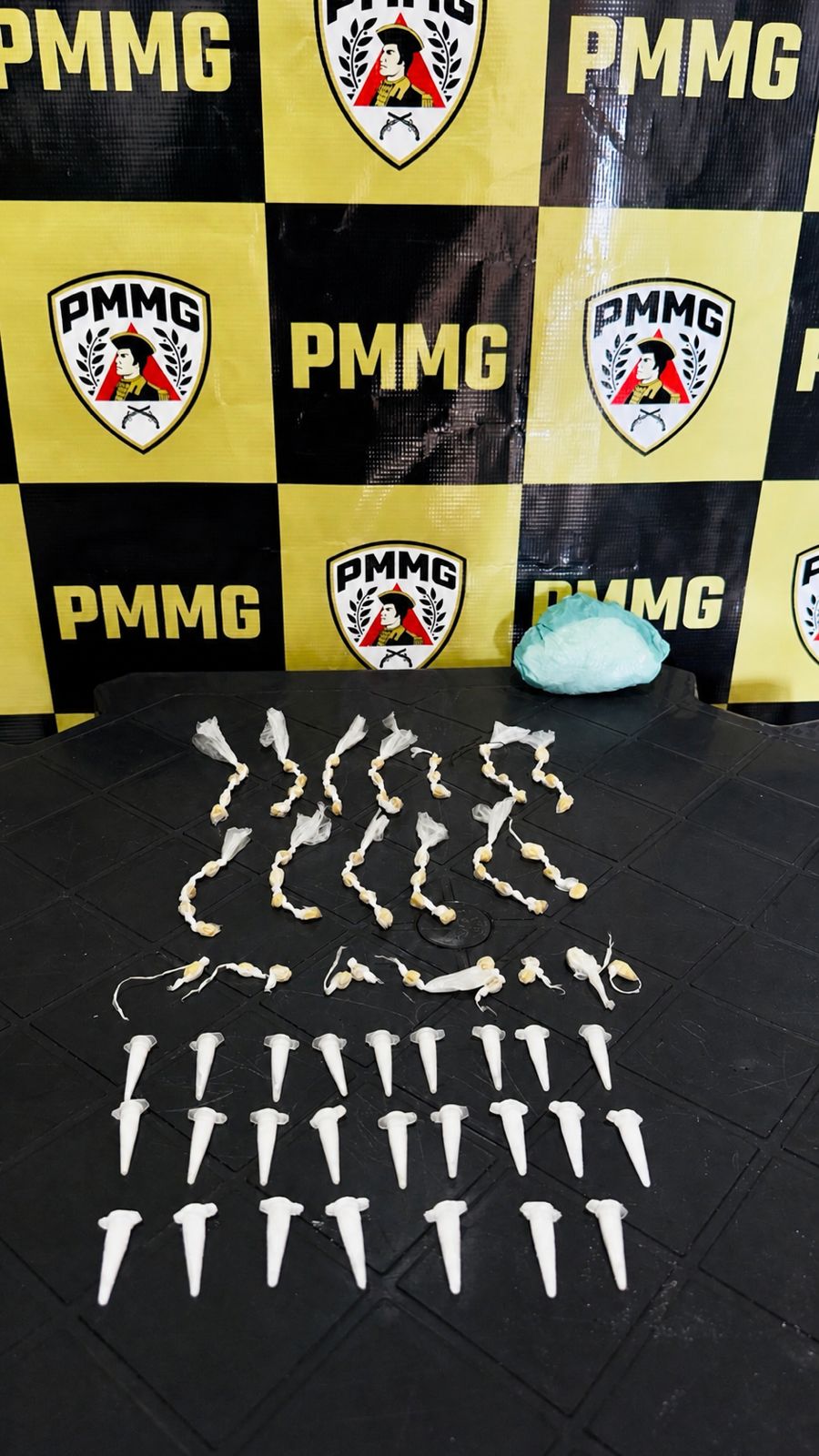PM prende jovem e apreende adolescente por tráfico de drogas em Paula Cândido