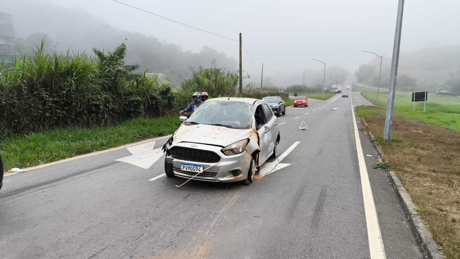 Motorista dorme ao volante e capota veículo próximo ao trevo da Reciclagem, em Viçosa