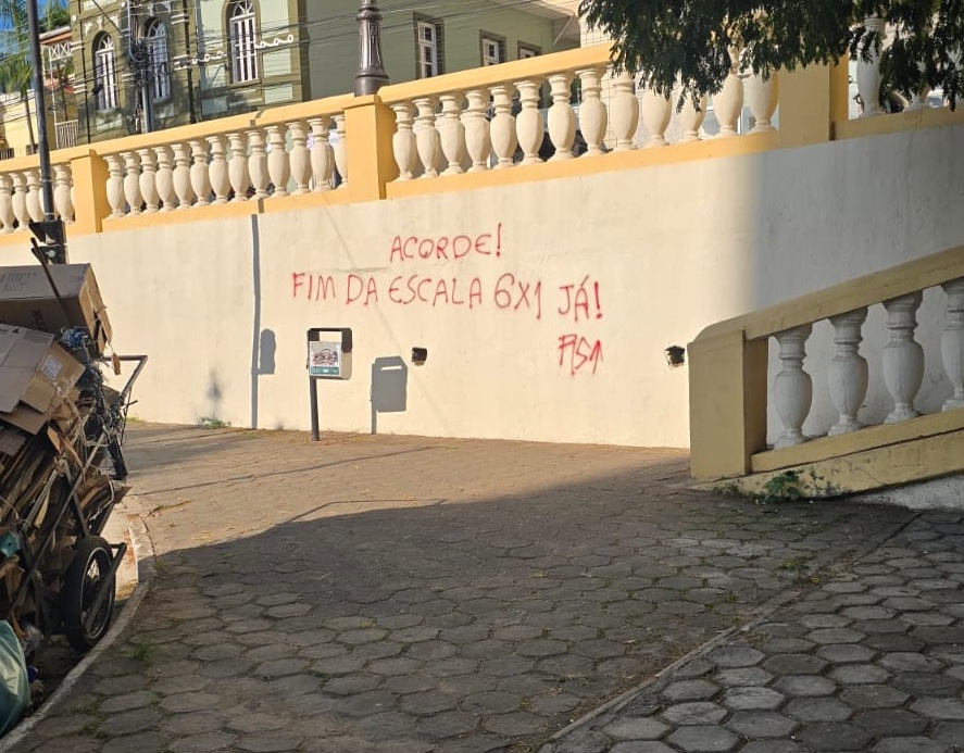 Patrimônio sob ataque: Balaústre de Viçosa amanhece pichado novamente nesta quinta (7)