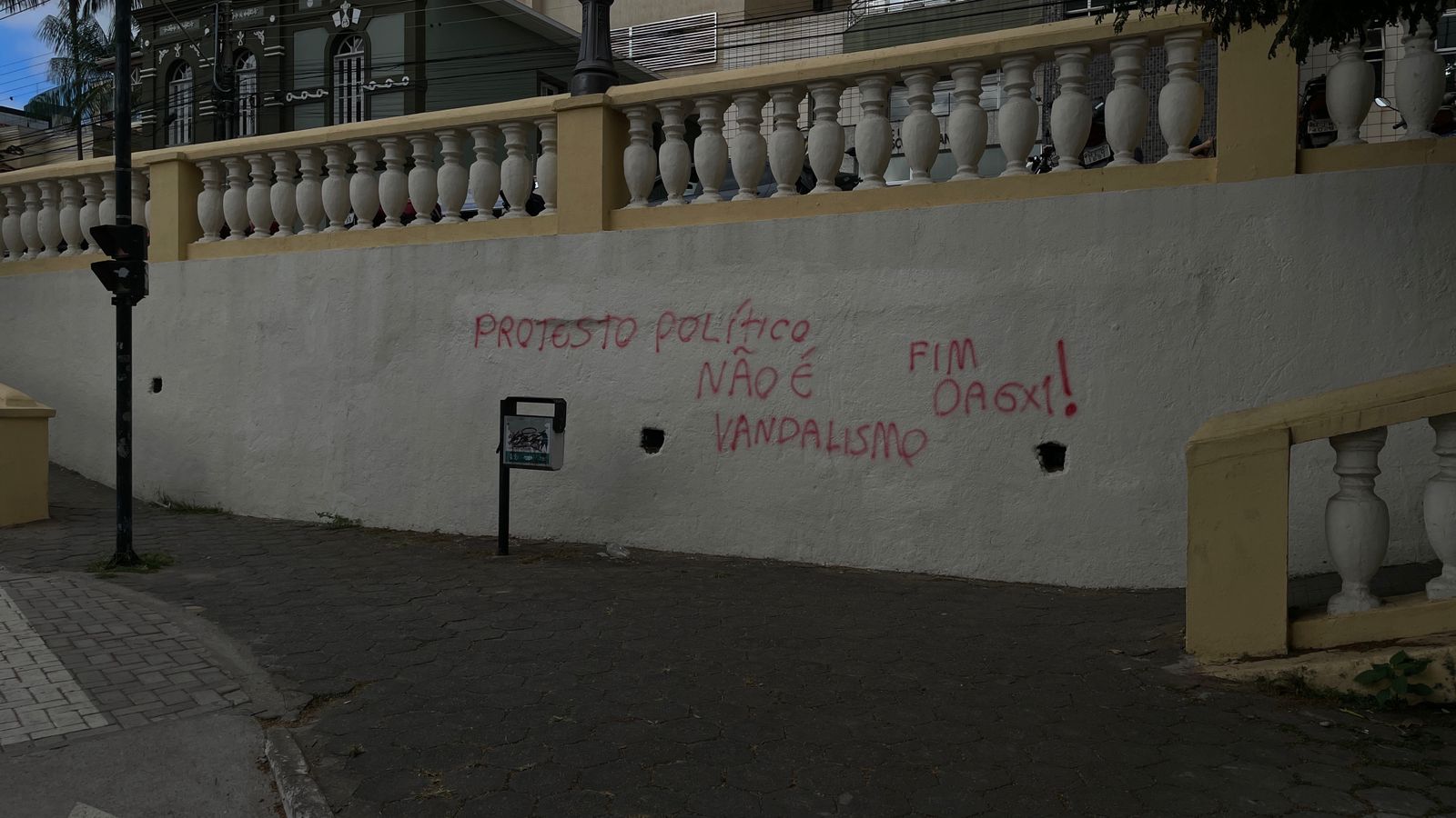 Desafio às autoridades: Balaústre é pichado “novamente” em menos de 24h após ser pintado e vândalo alega “protesto político”