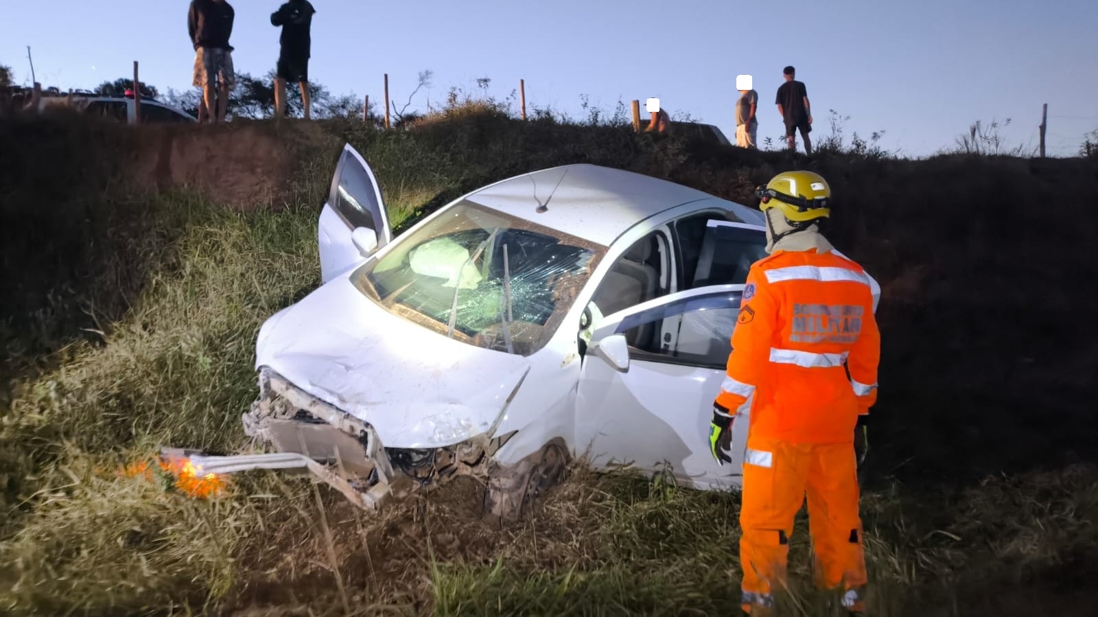 Bombeiros atendem capotamento de veículo na BR-120 em Teixeiras