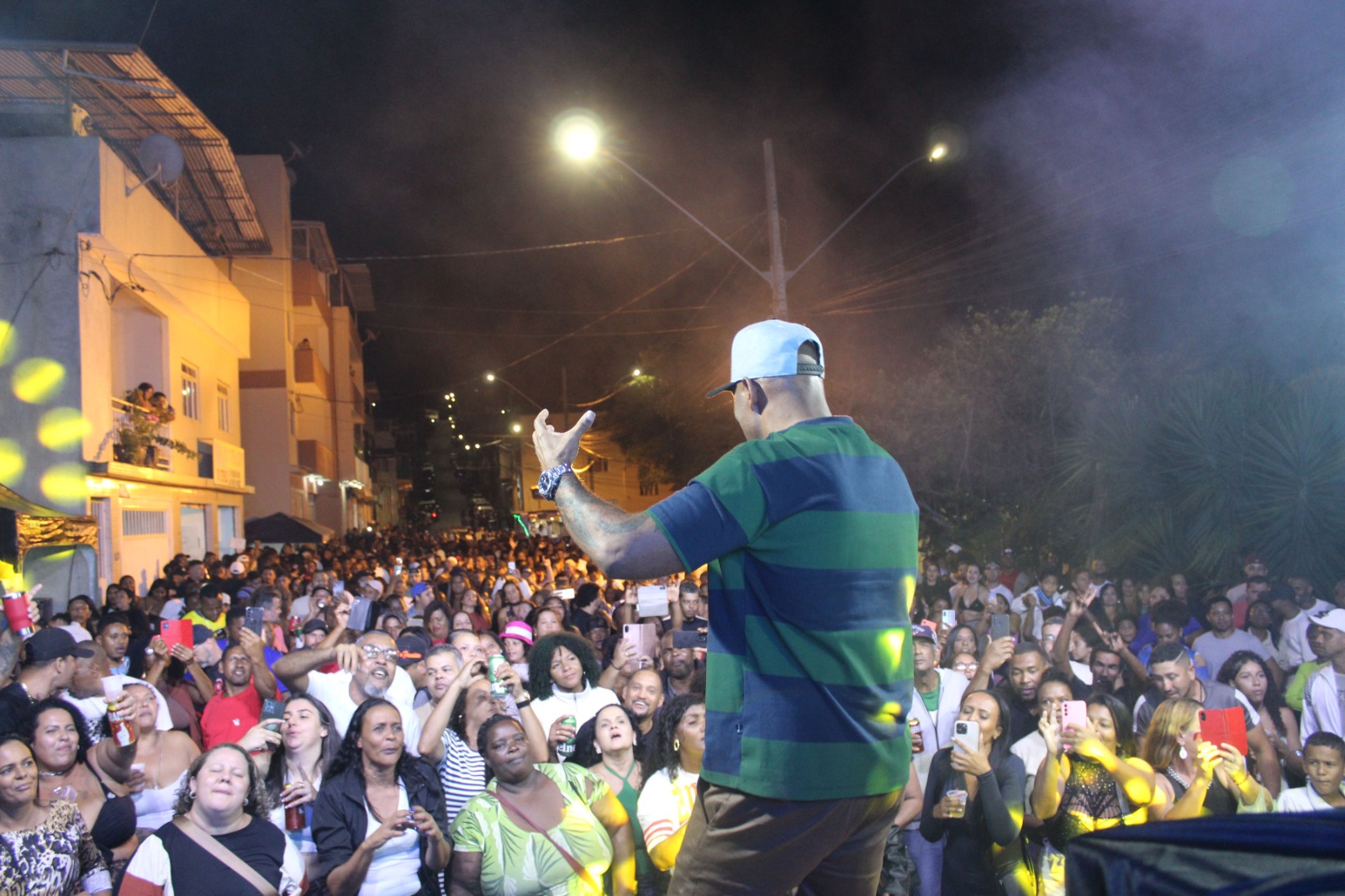 Evento “Tardezinha do Flashback” reúne público na Praça Antônio Chequer, em Nova Viçosa