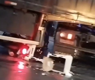 Motocicleta fica presa sob carreta após acidente na MG-265, em Ubá