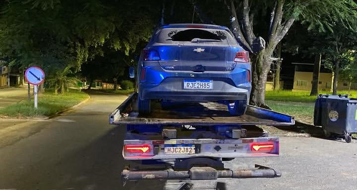 Polícia Militar apreende carro adulterado e prende 2 pessoas em Ubá