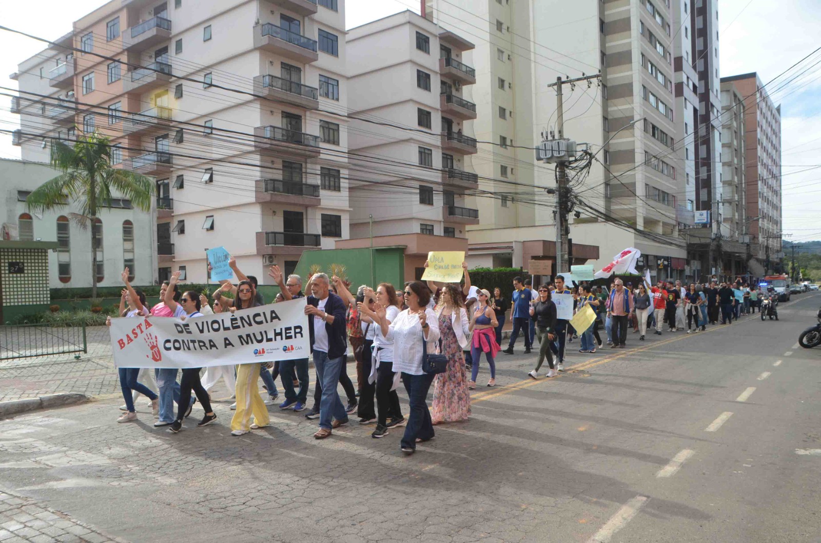 Caminhada “Eles por Elas” reúne comunidade em Viçosa contra a violência