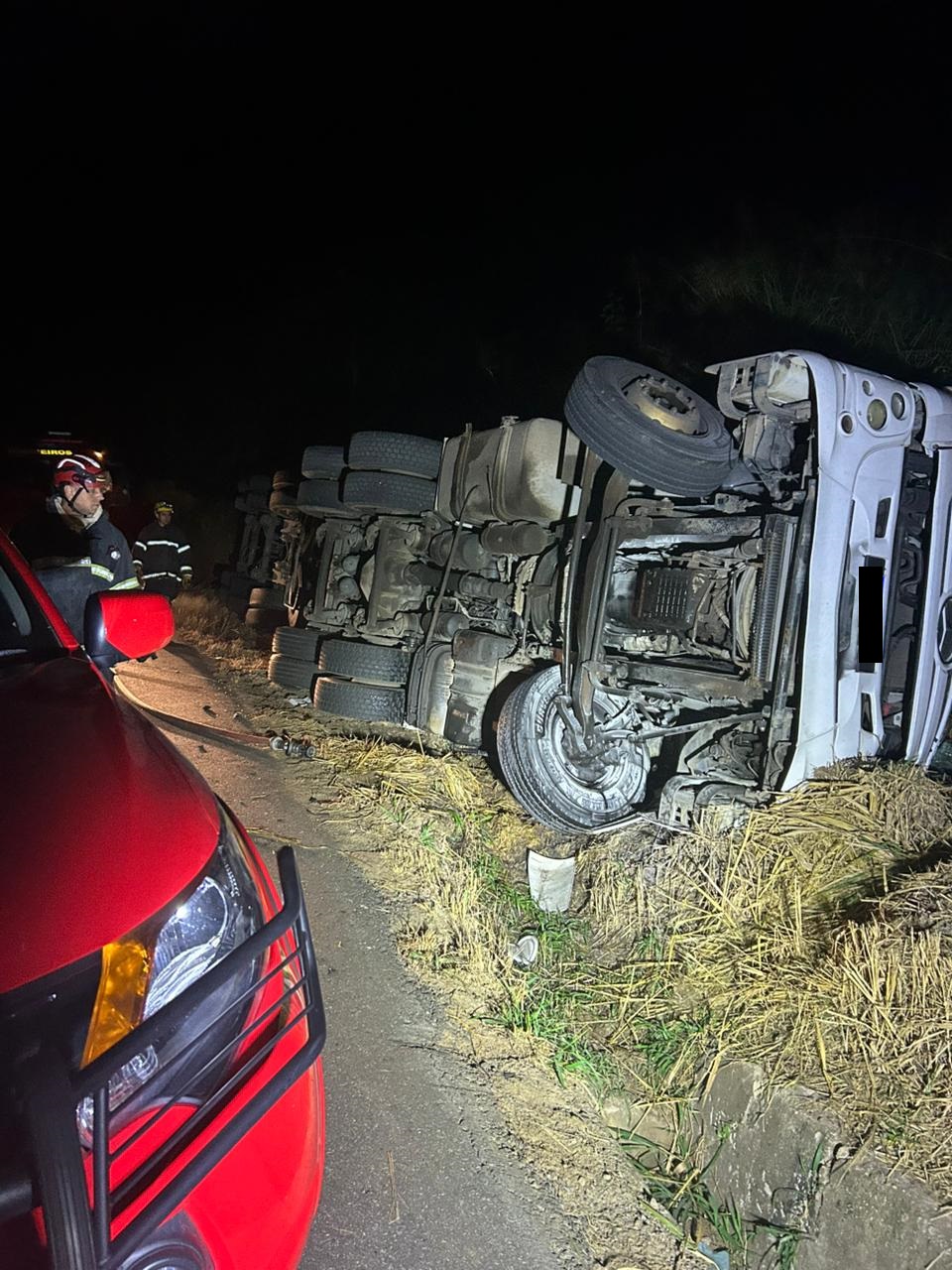 Carreta tomba na BR-120 e deixa uma pessoa morta na Serra de São Geraldo