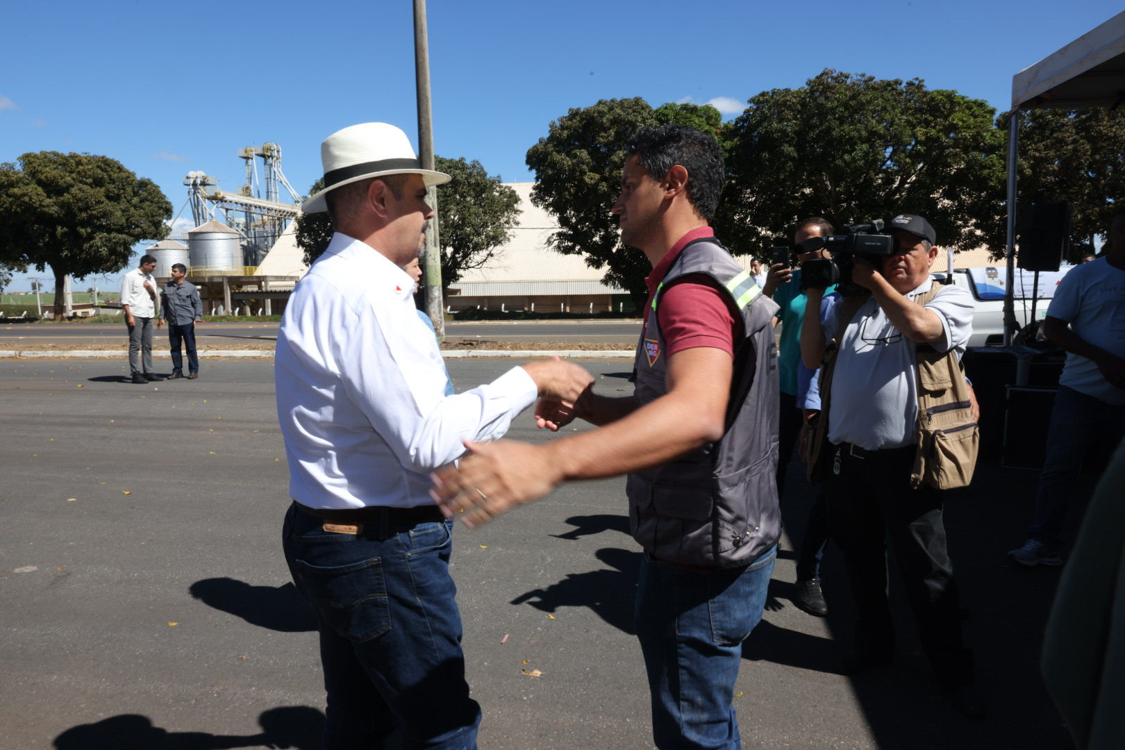 Governador vistoria conclusão das obras na MGC-354, entre Presidente Olegário e Patos de Minas
