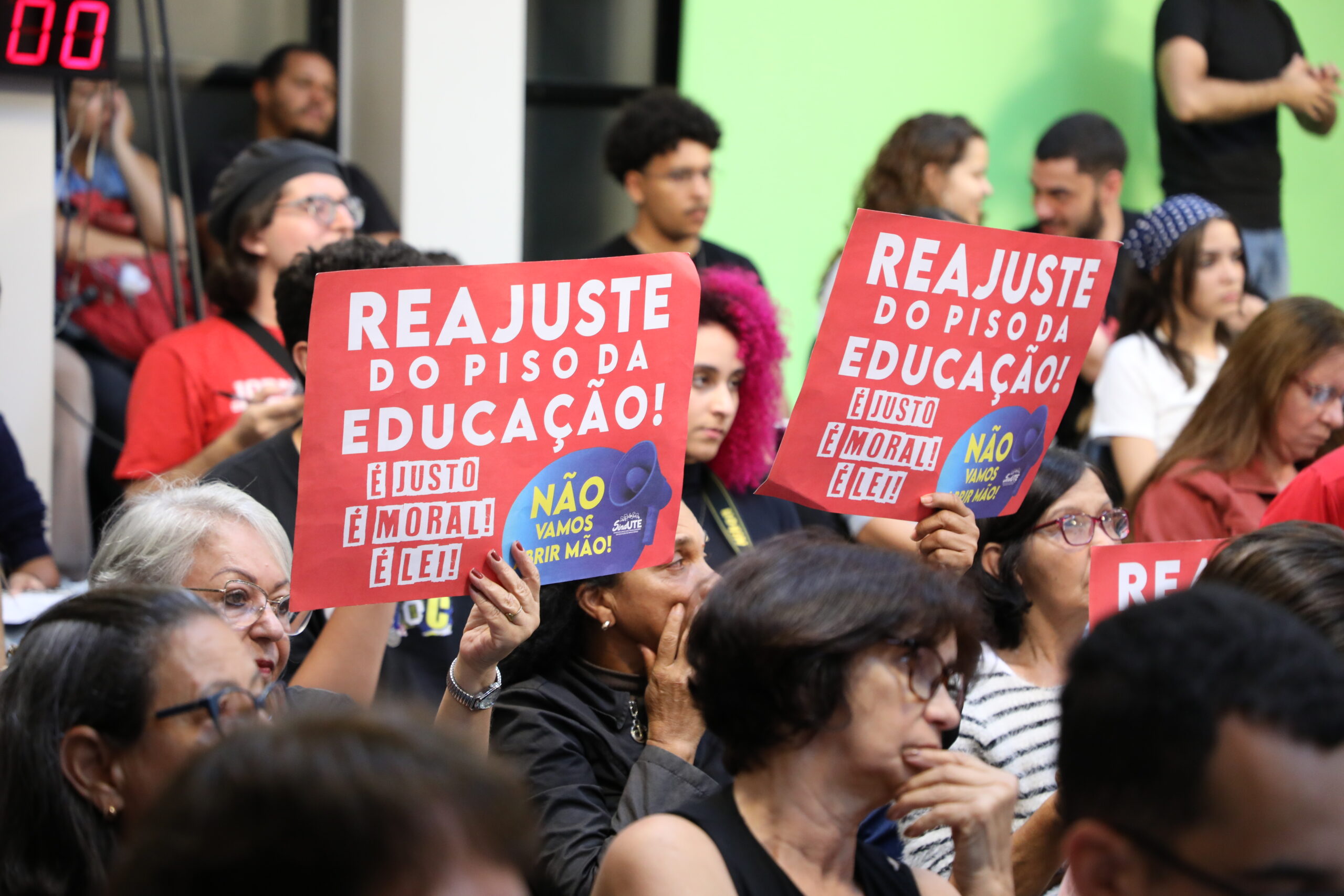 Educação mobiliza plenário da Câmara e cobra cumprimento do piso nacional em Viçosa