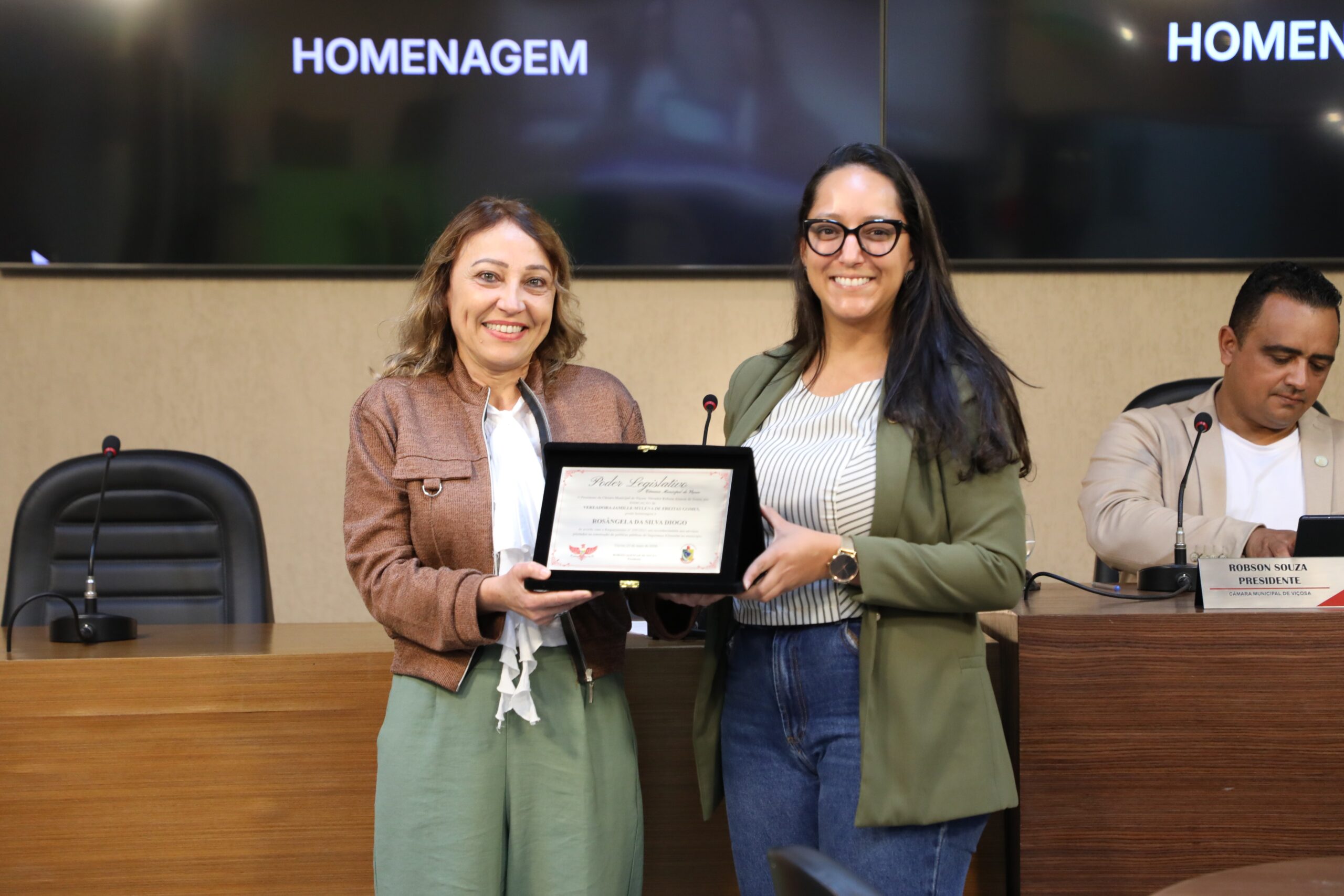 Câmara de Viçosa homenageia servidora por atuação em segurança alimentar