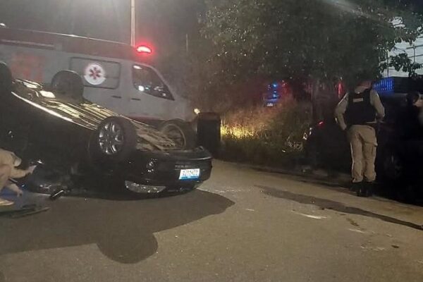 Carro capota no Morro da Violeira e acidente mobiliza atenção de motoristas em Viçosa