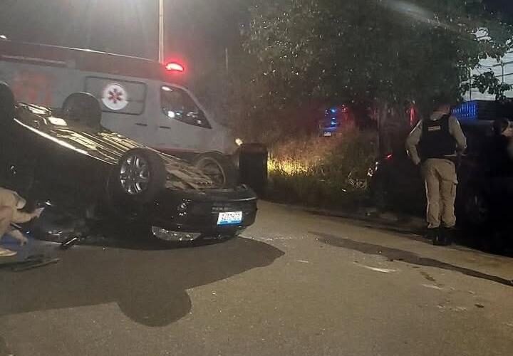 Carro capota no Morro da Violeira e acidente mobiliza atenção de motoristas em Viçosa