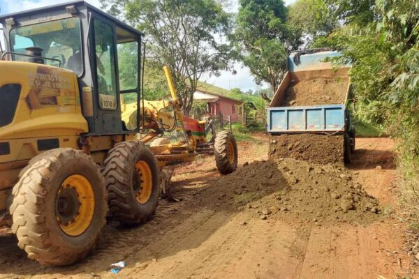 Prefeitura amplia recuperação de estradas rurais em comunidades de Viçosa