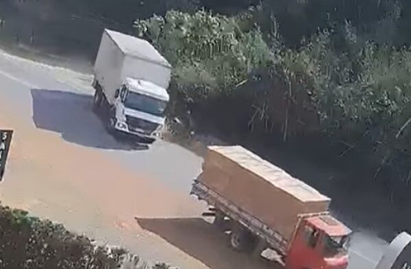 Mulher fica gravemente ferida após colisão entre moto e caminhão na rodovia entre Ubá e Visconde do Rio Branco
