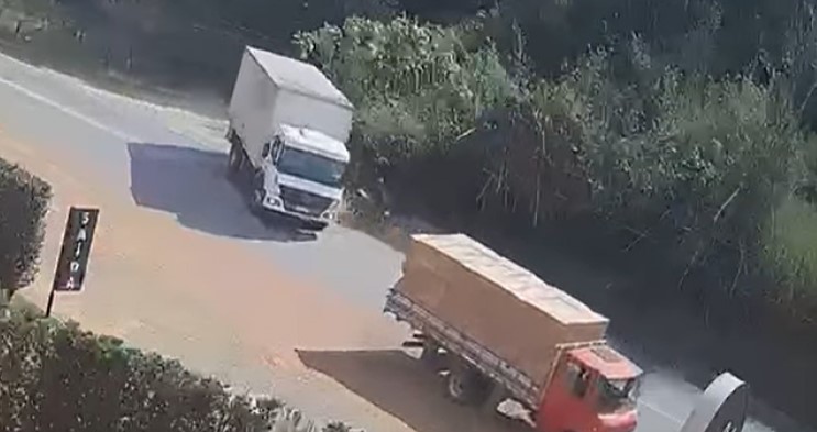 Mulher fica gravemente ferida após colisão entre moto e caminhão na rodovia entre Ubá e Visconde do Rio Branco