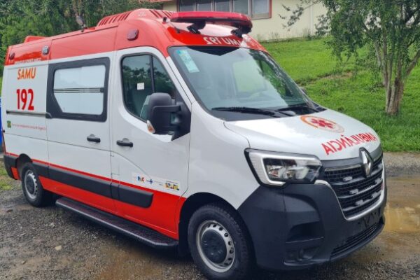 Ciclista fica ferido após colisão com ônibus no trevo de Teixeiras