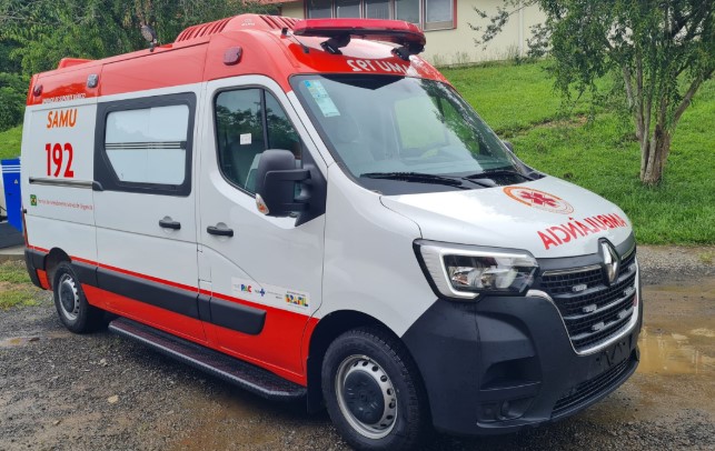 Ciclista fica ferido após colisão com ônibus no trevo de Teixeiras