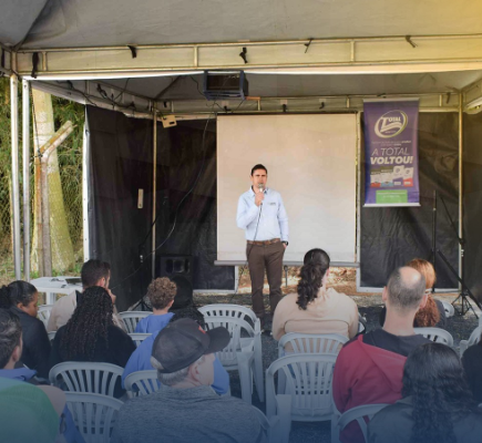 Dia de campo reúne mais de 70 participantes para discutir piscicultura de corte em Viçosa