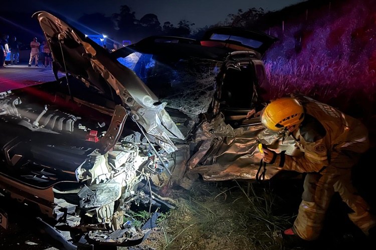 Colisão entre carro e ônibus deixa quatro feridos na MGC-265, entre Muriaé e Miraí